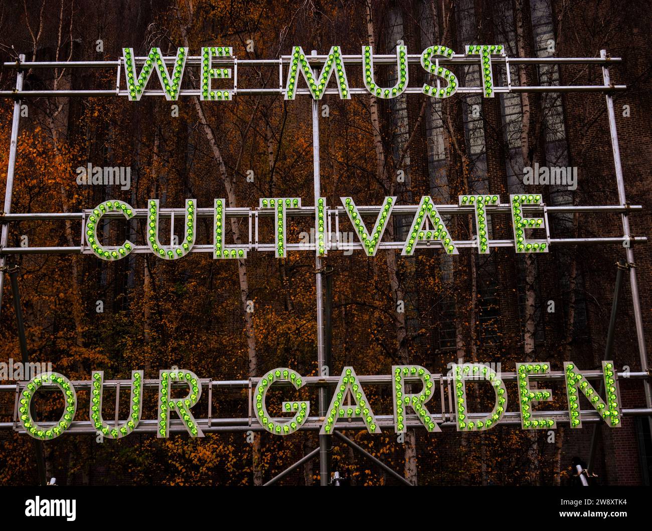Wir müssen unseren Garten kultivieren, Kunstwerk (Nathan Coley), außerhalb der Tate Modern, Tate Modern, South Bank, London, England, GROSSBRITANNIEN, GB. Stockfoto