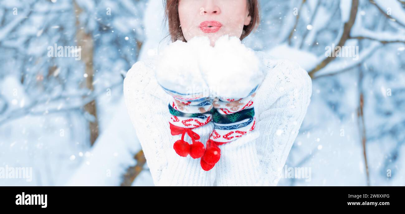 Kein Namensporträt eines Mädchens vor dem Hintergrund eines eisigen Wintermorgens. Winterurlaub, Weihnachten und Neujahr Konzept. Gemischte Medien Stockfoto