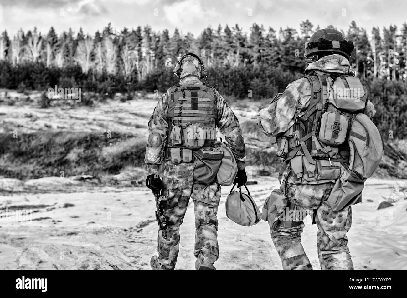 Zwei Soldaten einer Spezialeinheit bereiten sich auf eine gefährliche Mission vor. Gemischte Medien Stockfoto