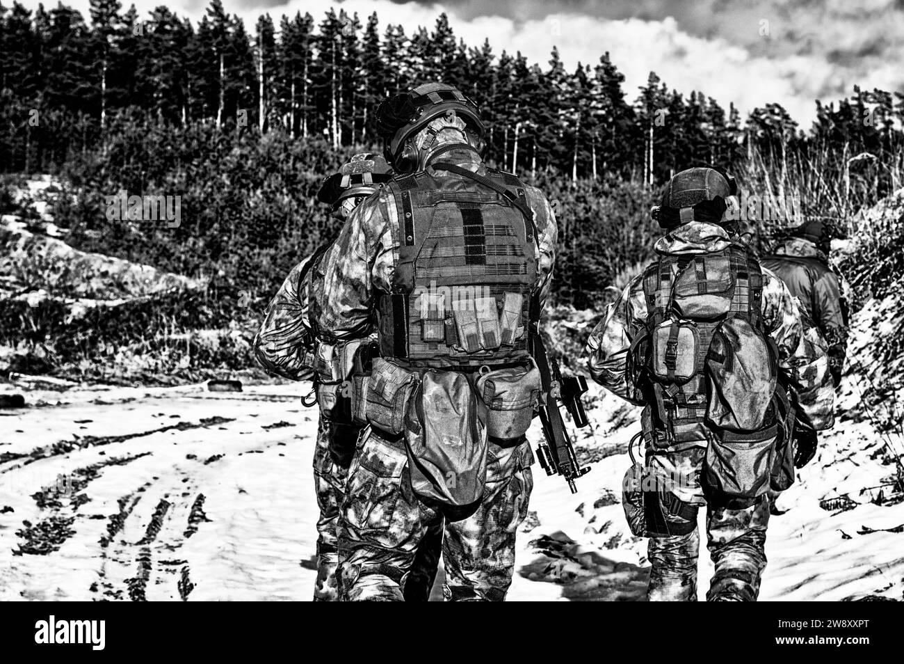 Zwei Soldaten einer Spezialeinheit bereiten sich auf eine gefährliche Mission vor. Gemischte Medien Stockfoto