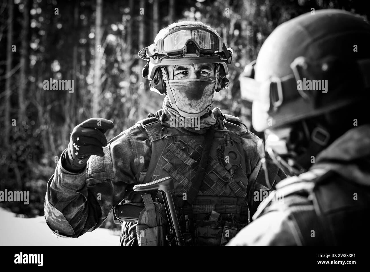 Der Kommandeur der Spezialkräfte macht eine Unterweisung vor der Operation. Gemischte Medien Stockfoto