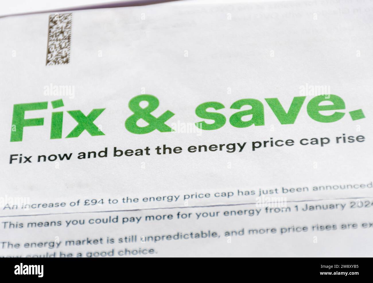 Dezember 2023. Eine Erhöhung der Energiepreisobergrenze wurde angekündigt. Im Bild: Ein Brief von OVO Energy mit dem Titel Fix & Save, in dem vorgeschlagen wird, 2024 auf einen Festtarif umzustellen, um Geld zu sparen und die Budgetsicherheit zu gewährleisten. Stockfoto