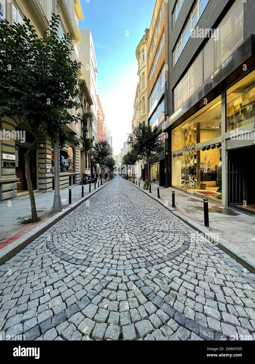 Istanbul, Turkiye - 22. November 2022: Straßenblick vom Osmanbey-Viertel Sisli, Istanbul, Turkiye. Osmanbey ist berühmt für Textilhersteller und Sho Stockfoto