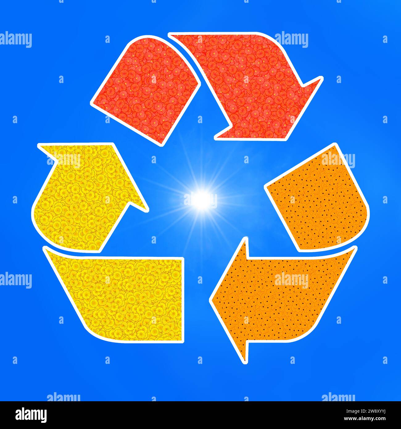 Das universelle Recycling-Symbol. Es ist ein international anerkanntes Symbol für Recycling. Vor blauem Himmel und mit der Sonne. Stockfoto