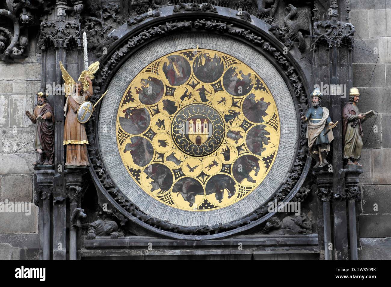 Detail, berühmte mittelalterliche astronomische Uhr, die am Turm des Alten Rathauses befestigt ist. Sie wurde 1410 erbaut und ist die älteste Arbeitsuhr der Welt Stockfoto