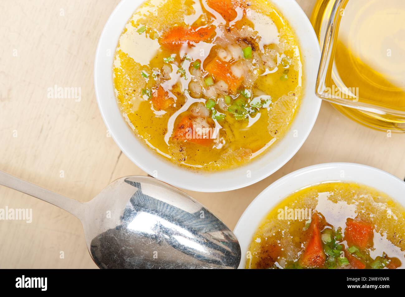 Traditionelle syrische Gerstenbrühe Suppe im Aleppo-Stil genannt Talbina oder Tirbiyali typisches Essen nach Ramadan, Lebensmittelfotografie Stockfoto