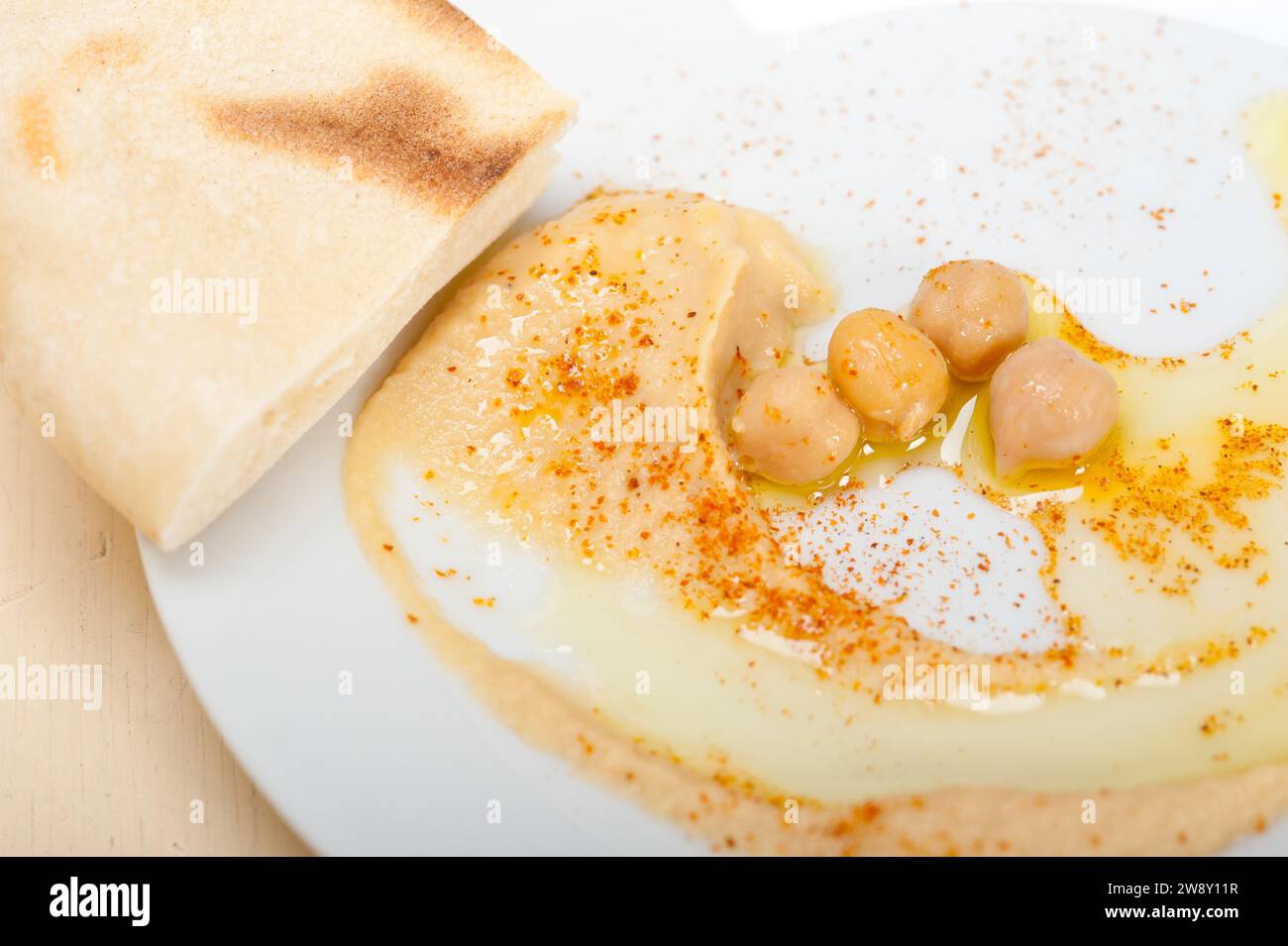 Traditionelle Kichererbsen Hummus mit Pitabrot und Paprika, Lebensmittelfotografie Stockfoto