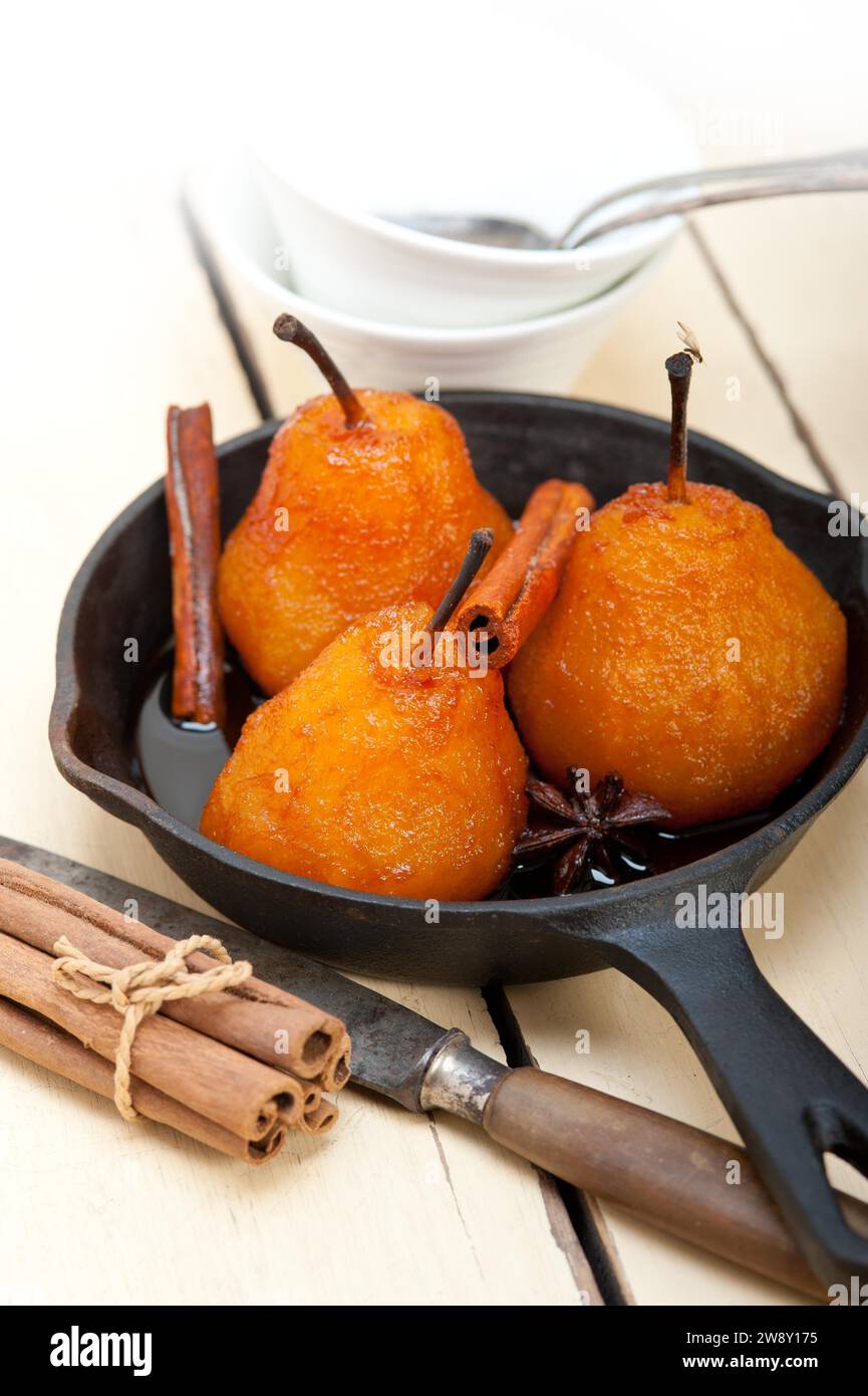 Pochierte Birnen köstliches hausgemachtes Rezept oder weißer rustikaler Holztisch, Lebensmittelfotografie Stockfoto