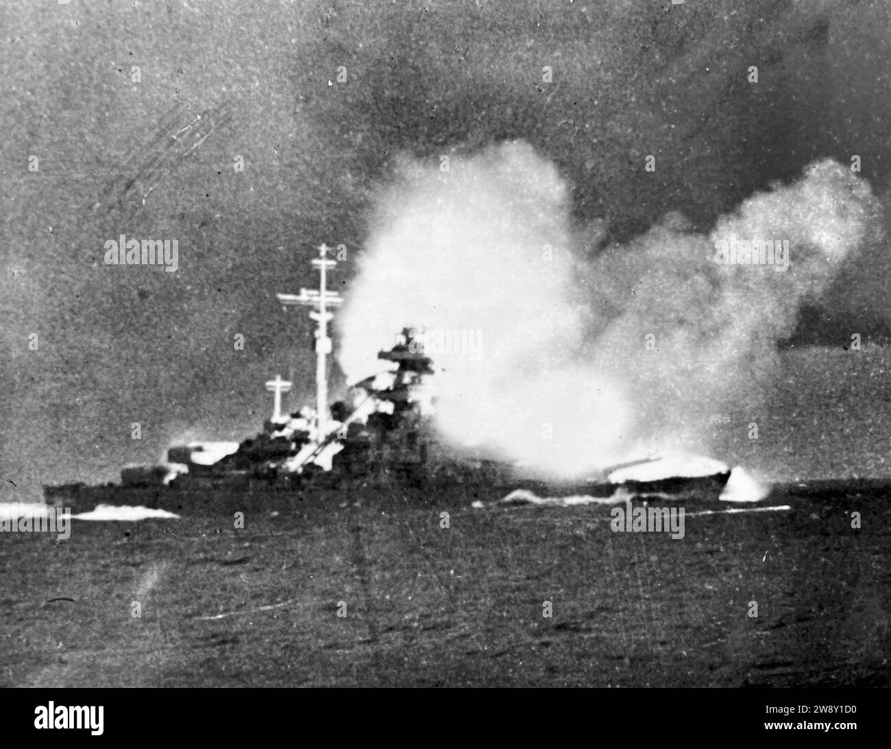 DEUTSCHES SCHLACHTSCHIFF BISMARCK bei HMS Hood in der Schlacht an der Dänemarks Straße, 24. Mai 1941. Die Haube war versenkt. Stockfoto