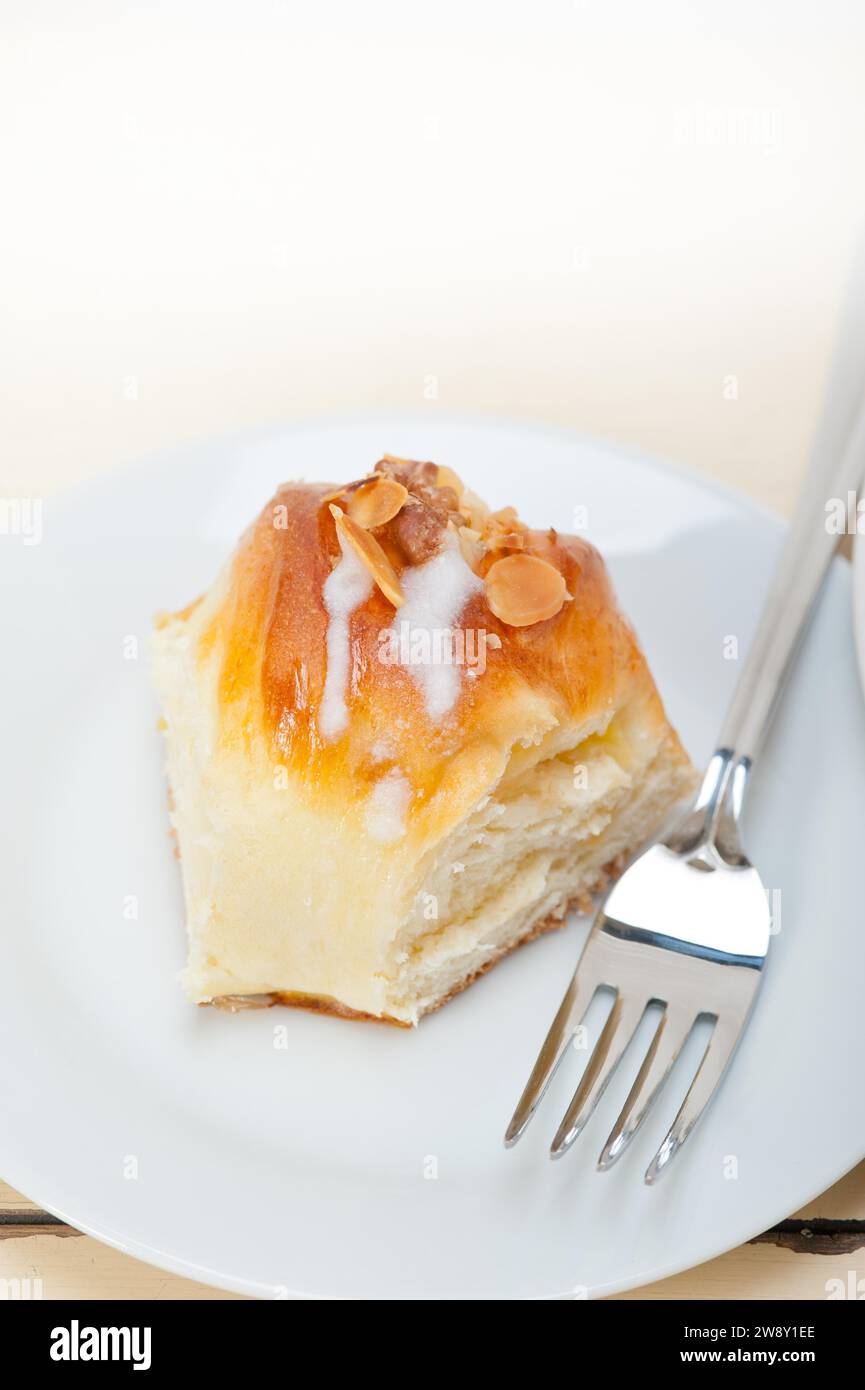 Frisch gebackenes süßes Brot Donut Kuchen mit Mandeln und Puderzucker drauf, Lebensmittelfotografie Stockfoto