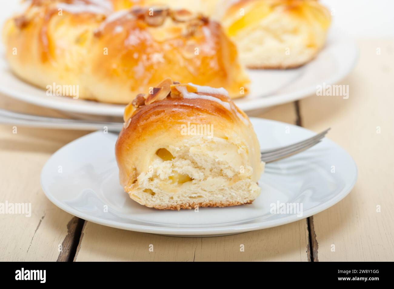 Frisch gebackenes süßes Brot Donut Kuchen mit Mandeln und Puderzucker drauf, Lebensmittelfotografie Stockfoto