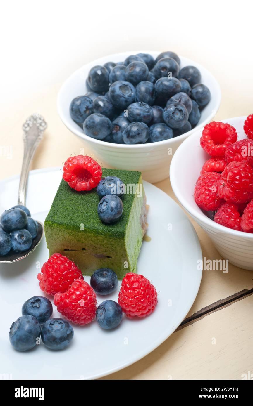 Grüner Tee Matcha Mousse Kuchen mit Himbeeren und Heidelbeeren oben, Lebensmittelfotografie, Lebensmittelfotografie Stockfoto