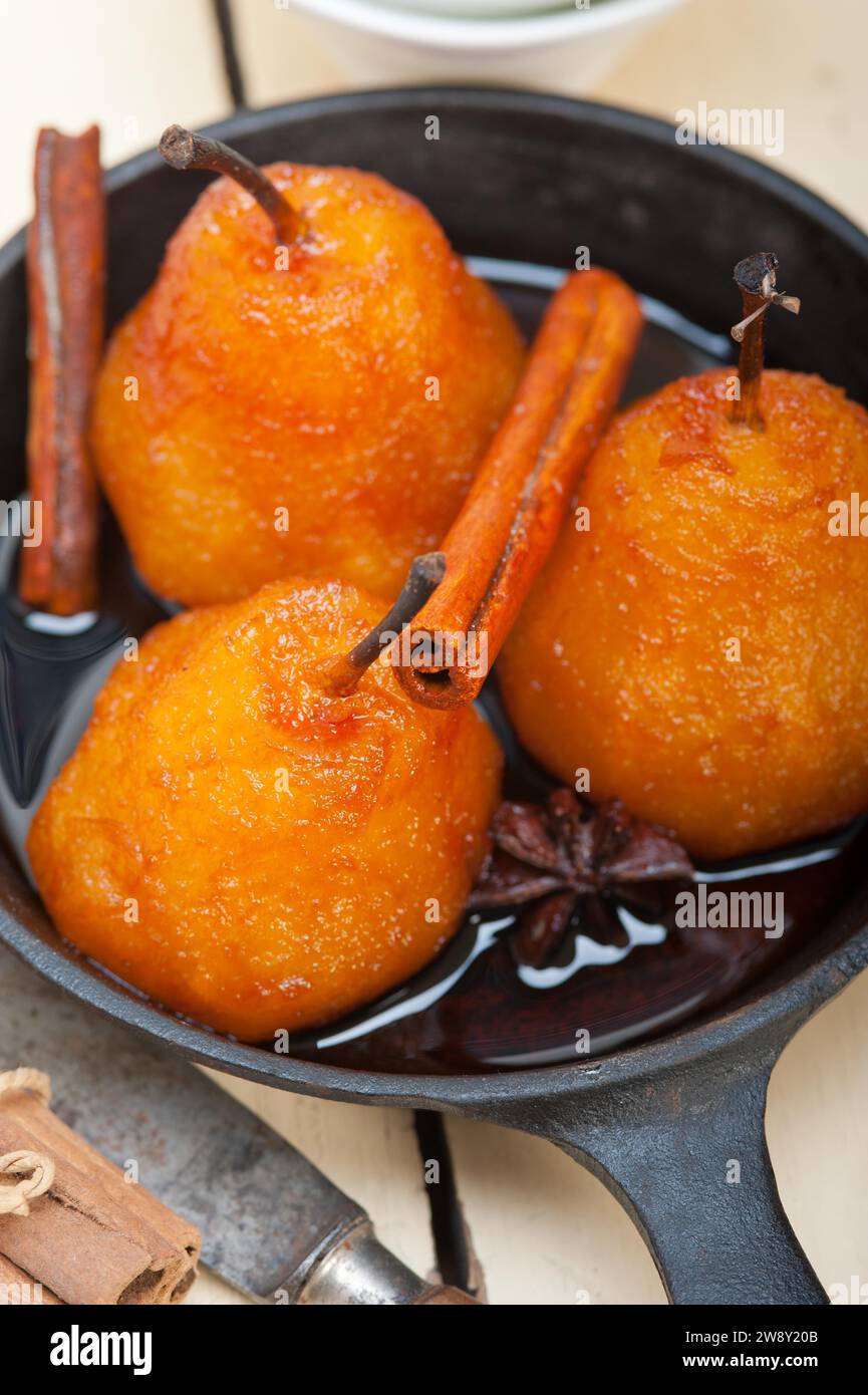 Pochierte Birnen köstliches hausgemachtes Rezept Ove weißen rustikalen Holztisch, Lebensmittelfotografie, Lebensmittelfotografie Stockfoto