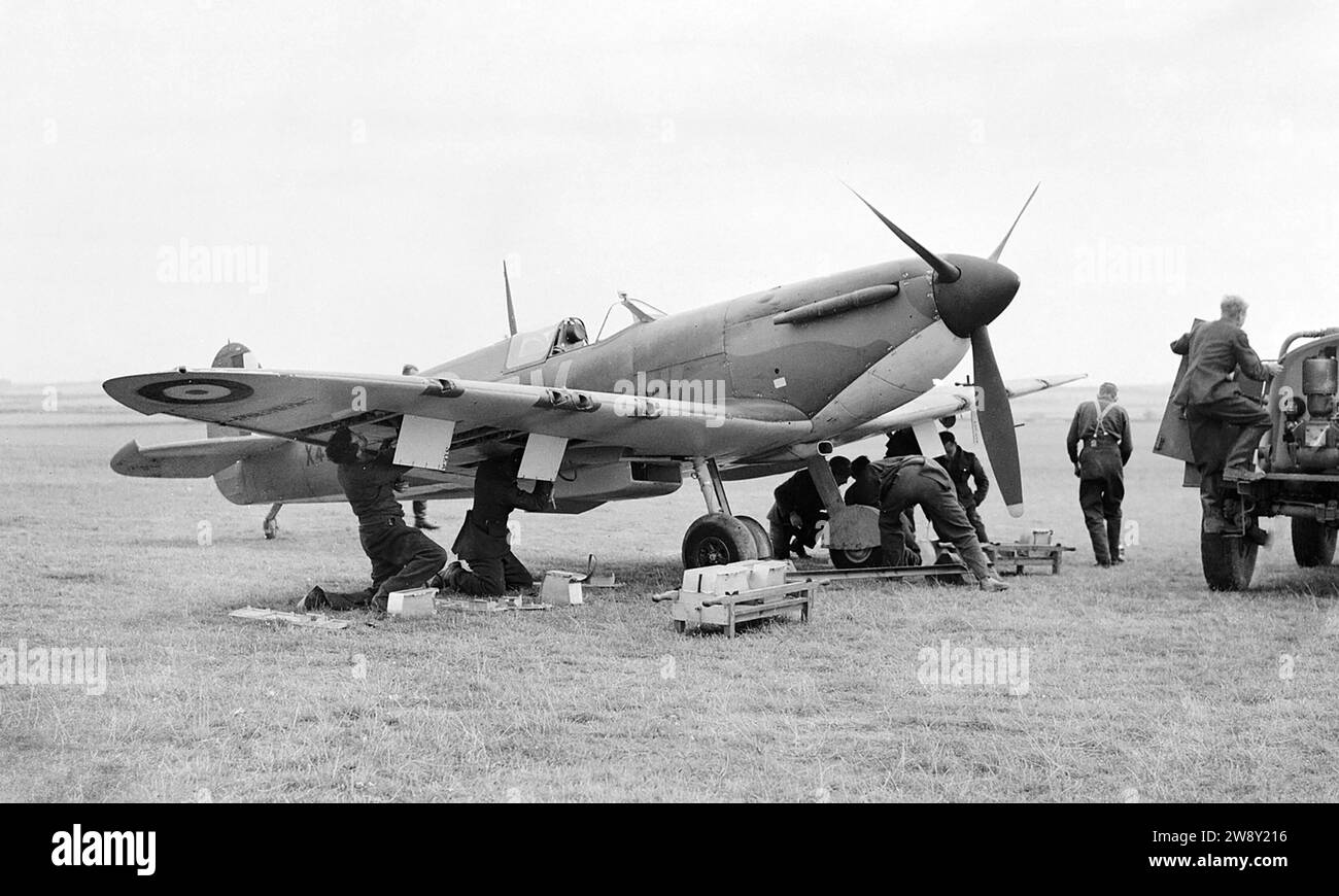 SUPERMARINE SPITFIRE Mk 1 der 19 Squadron RAF wurde im September 1940 in Fowlmere bei Duxford neu bewaffnet. Die offenen Schießhüllen zeigen, dass es bereits an diesem Tag in Aktion war. Stockfoto