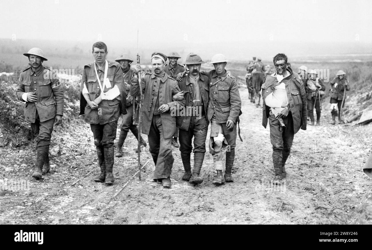 SCHLACHT DER SOMME Juli 1916 britische Soldaten eskortieren einen verwundeten Deutschen Stockfoto