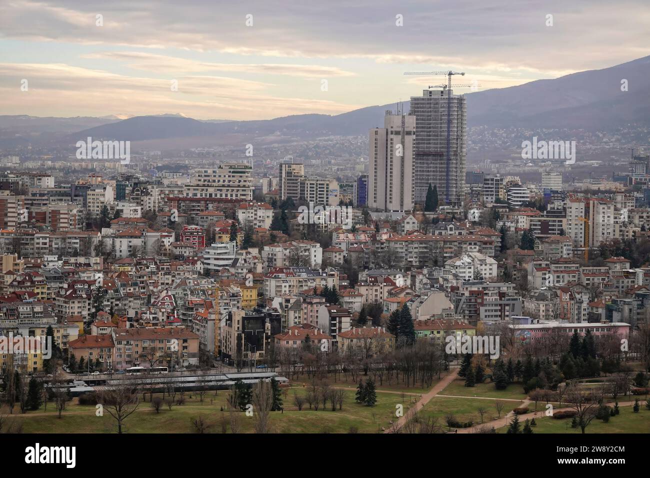 Weitwinkel- und Hochwinkelansicht des Zentrums von Sofia mit Straße, Häusern und Bäumen, Bulgarien Stockfoto