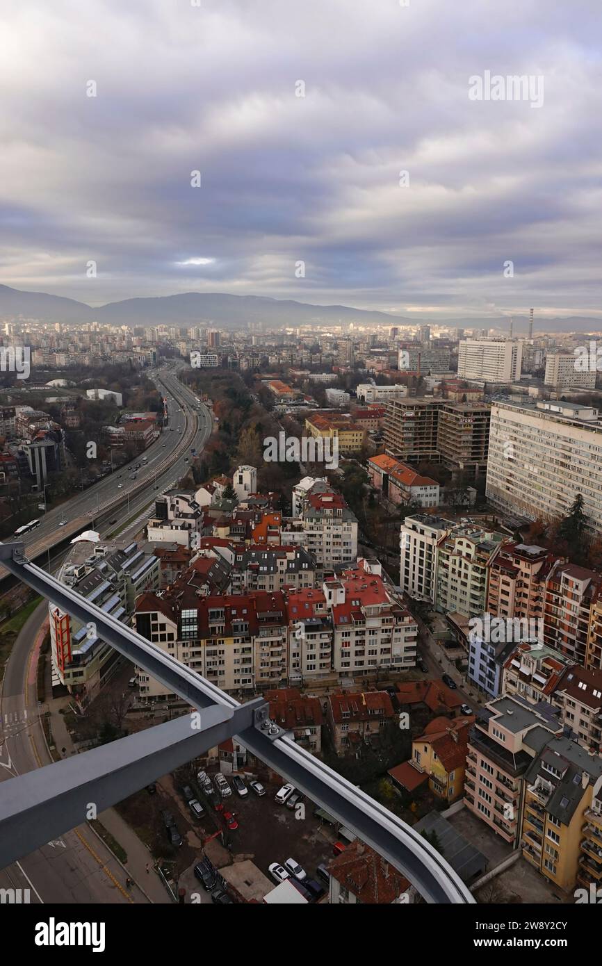 Sofia Stadt, Provinz Sofia, Bulgarien 12 11 2023 Weitwinkel- und Hochwinkelansicht des Zentrums von Sofia mit Straße, Häusern und Bäumen, Bulgarien Stockfoto