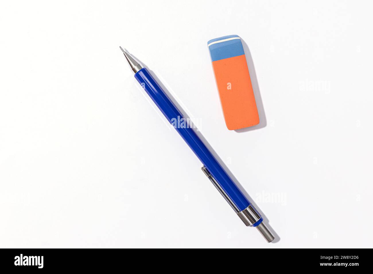 Zeichnen mechanischer Bleistift und Radiergummi auf weißem Hintergrund. Technisches Designkonzept. Kopierbereich Stockfoto