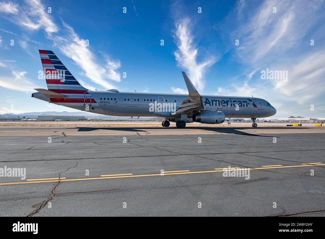 Der American Airlines Airbus A321-231 fährt zur aktiven Start- und Landebahn am Tucson International Airport in Arizona Stockfoto