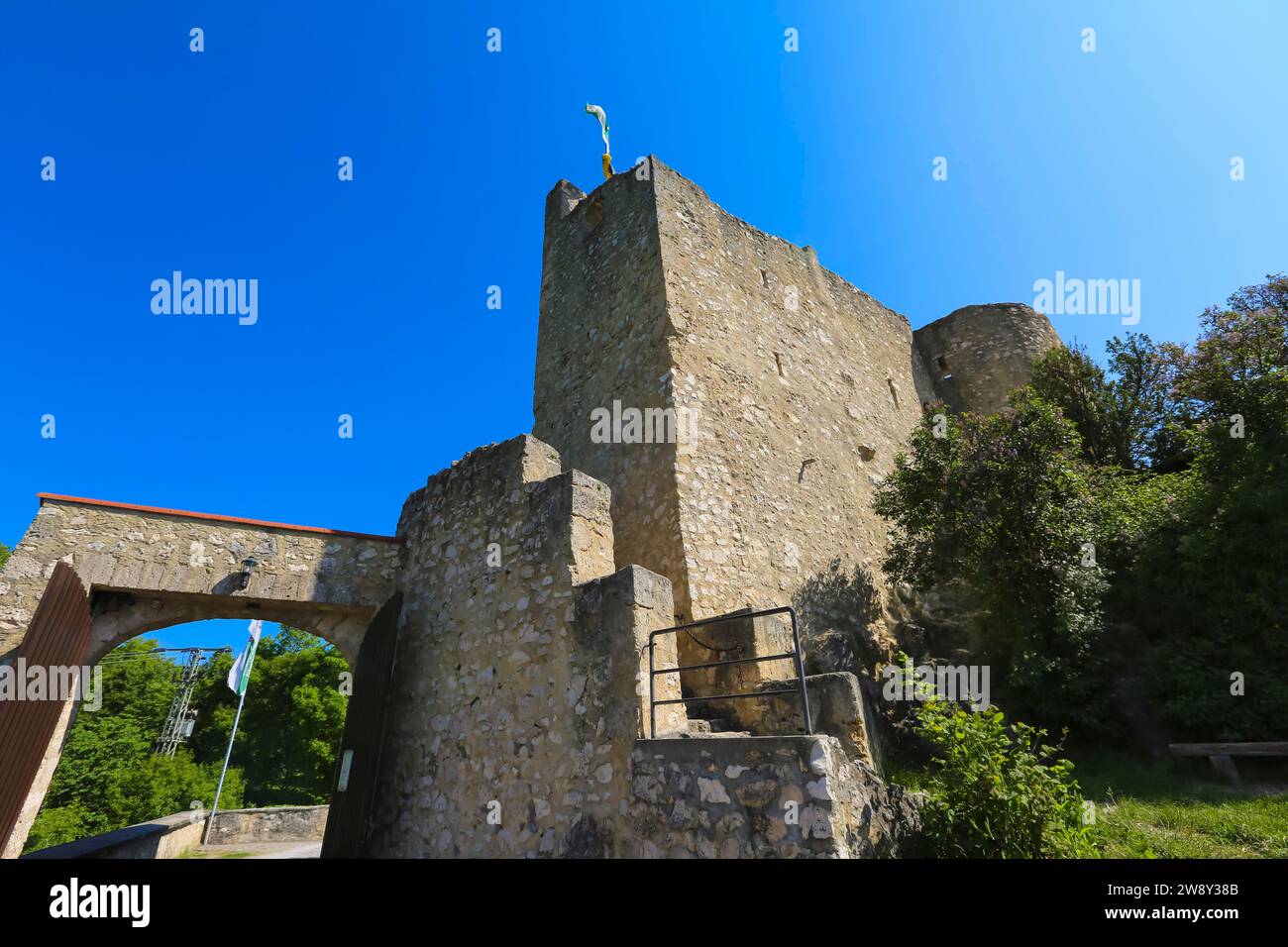 Schloss Derneck, mittelalterliche Burgruine, Mauerwerk, Stein, Flagge, blauer Himmel, Degeneck, Schildmauerburg in Sporenlage aus dem 14. Jahrhundert, Muenzdorf- Stockfoto