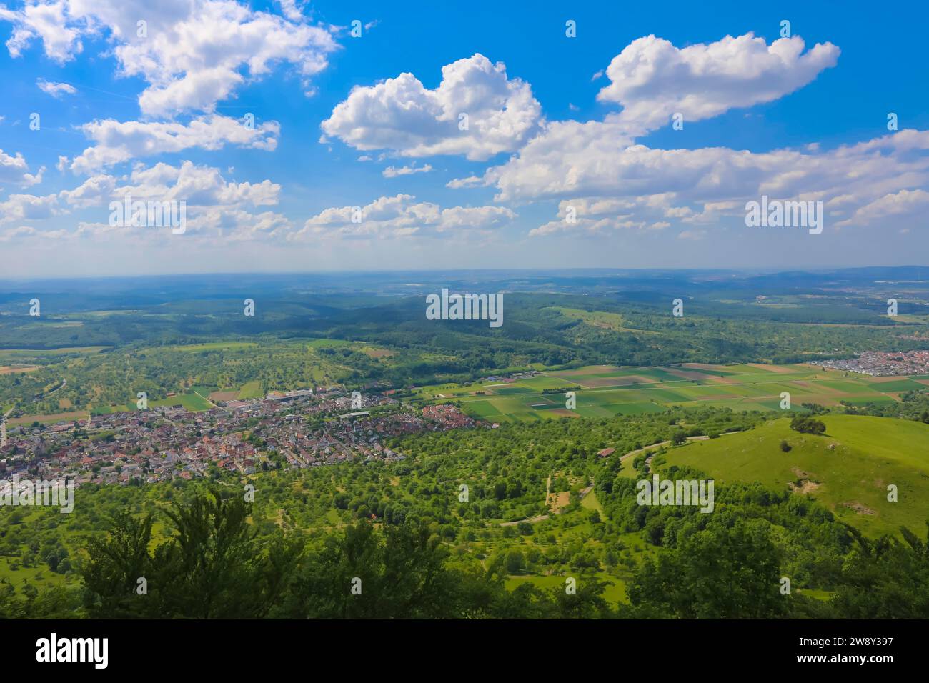 Blick vom Schloss Teck, Burg auf einem Hügel, Gipfellage, Gipfelburg auf dem Teckberg am Albtrauf, mittelalterliche Ruine, blauer Himmel mit Wolken Stockfoto