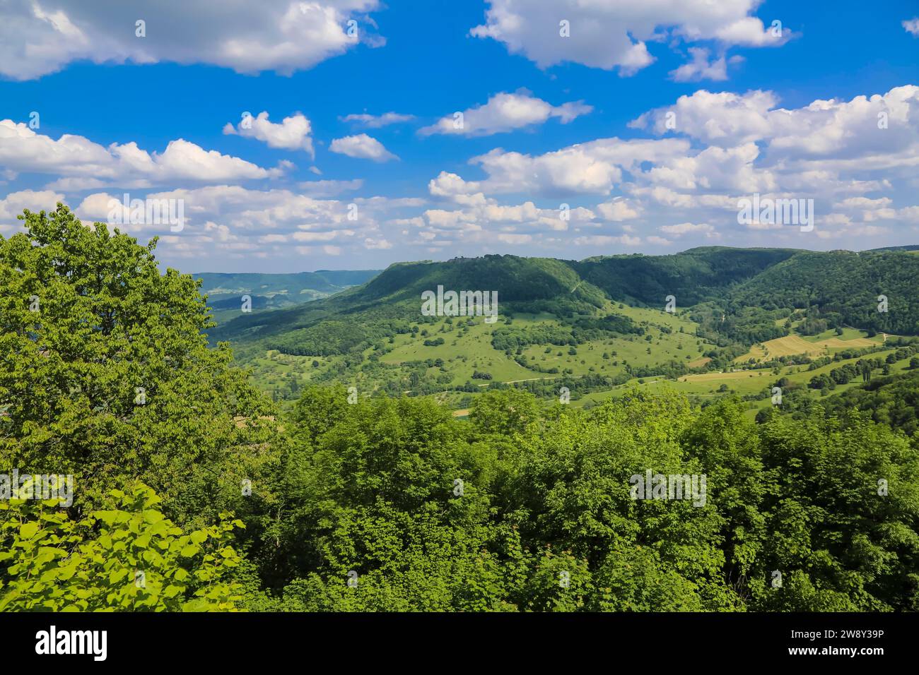 Blick vom Schloss Teck, Burg auf einem Hügel, Gipfellage, Gipfelburg auf dem Teckberg am Albtrauf, mittelalterliche Ruine, blauer Himmel mit Wolken Stockfoto