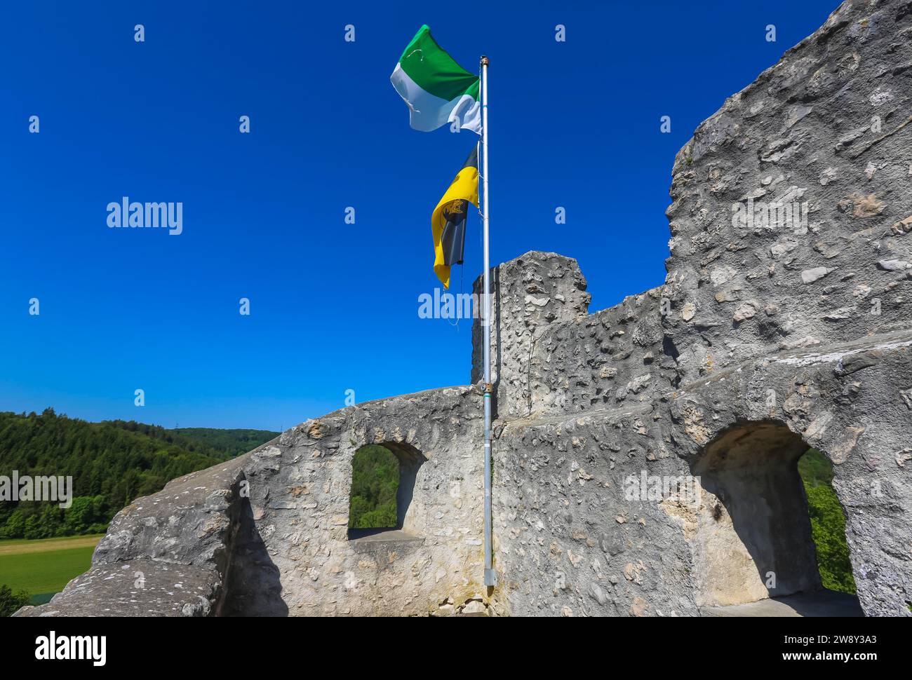 Schloss Derneck, mittelalterliche Burgruine, Mauerwerk, Stein, blauer Himmel, Degeneck, Flaggen, Schildmauerburg in Sporenposition aus dem 14. Jahrhundert Stockfoto