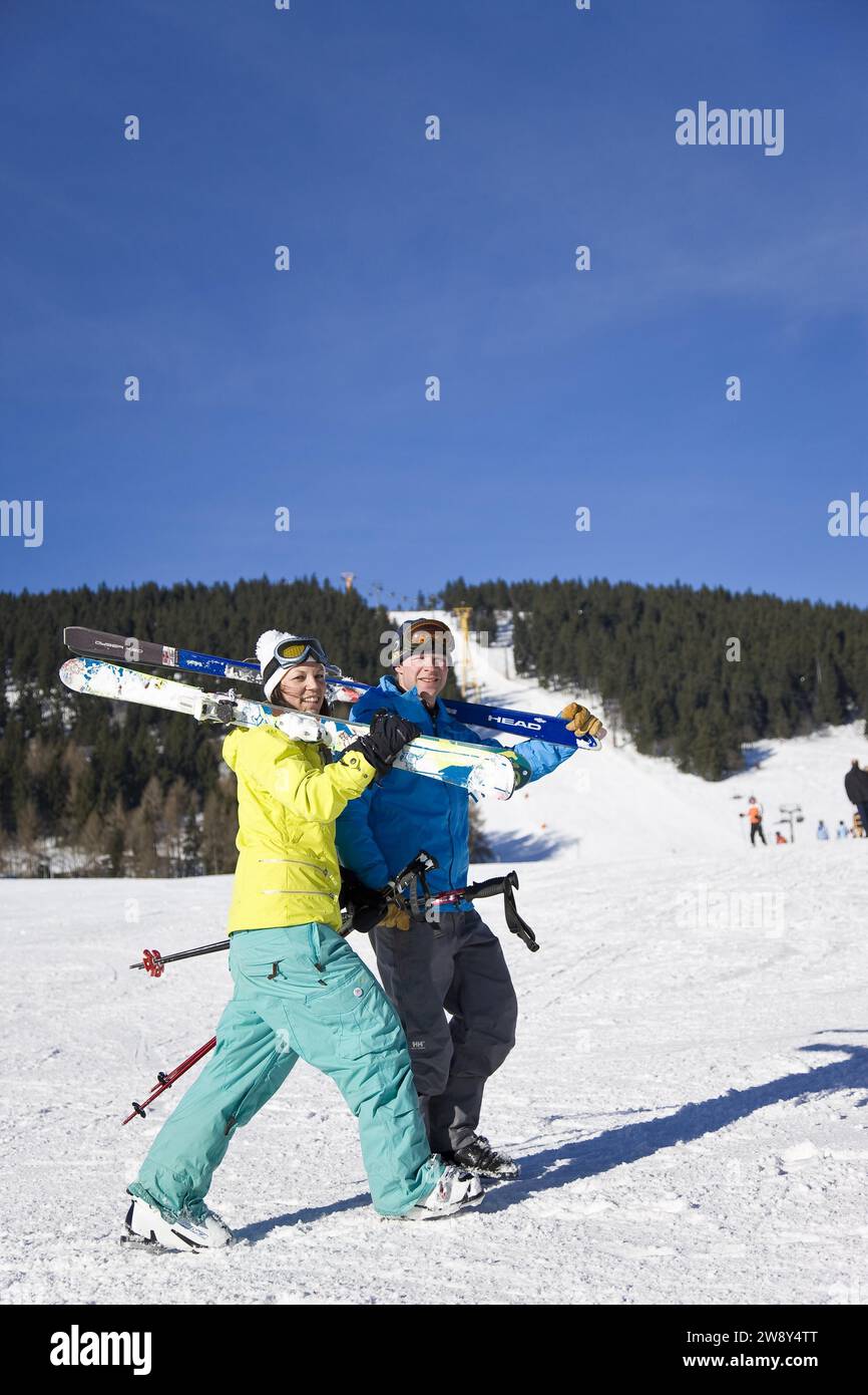 Wintersportler in Oberwiesenthal. Der Luftkurort Oberwiesenthal ist die höchste Stadt Deutschlands und ein beliebter Wintersport Stockfoto