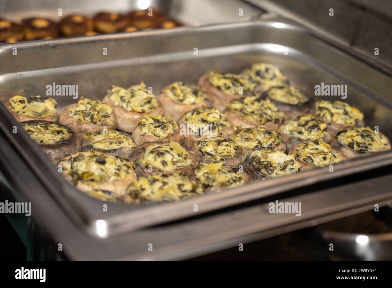 Pilz Delikatessen Vorspeisen werden in den Serviergerichten serviert und verzehrfertig. Stockfoto