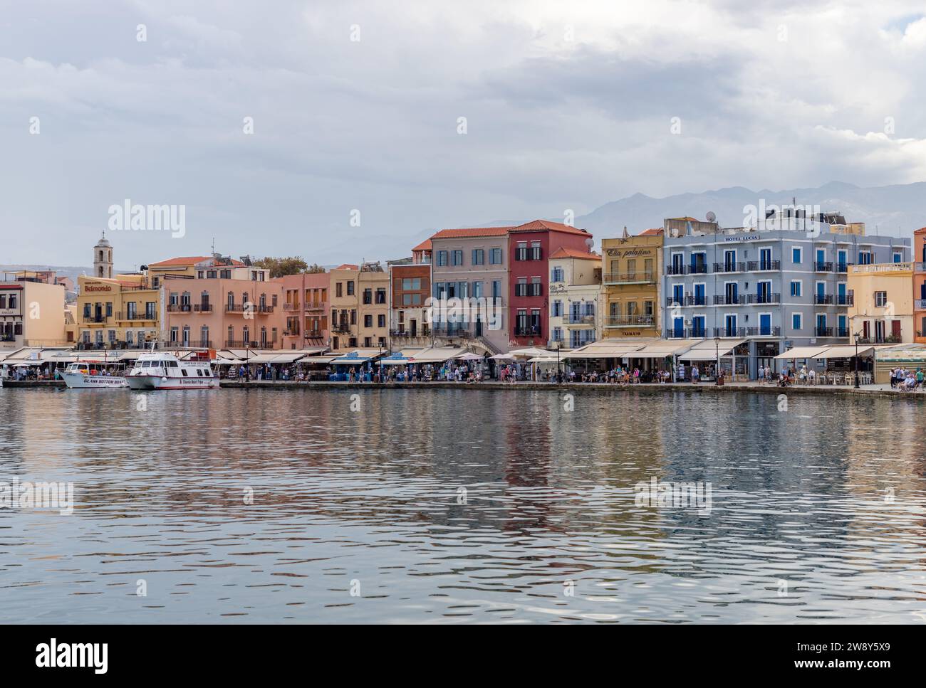 Ein Bild der Uferpromenade am alten venezianischen Hafen von Chania. Stockfoto