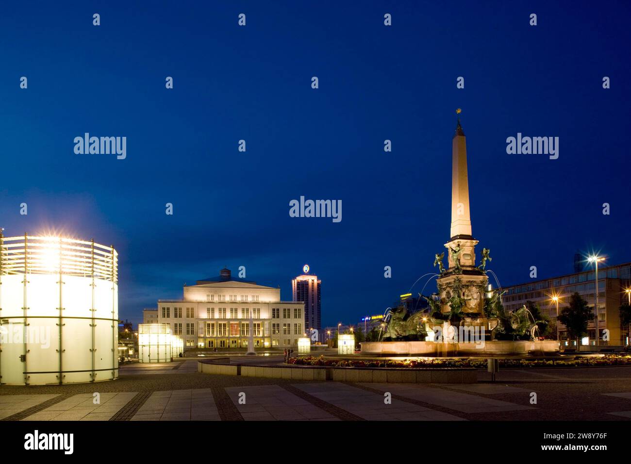 Der Augustusplatz befindet sich am Ende der Grimmaischen Straße in Leipzig. Sie ist ca. 40, 000 mÂ² groß und wird vom Opernhaus umgeben Stockfoto