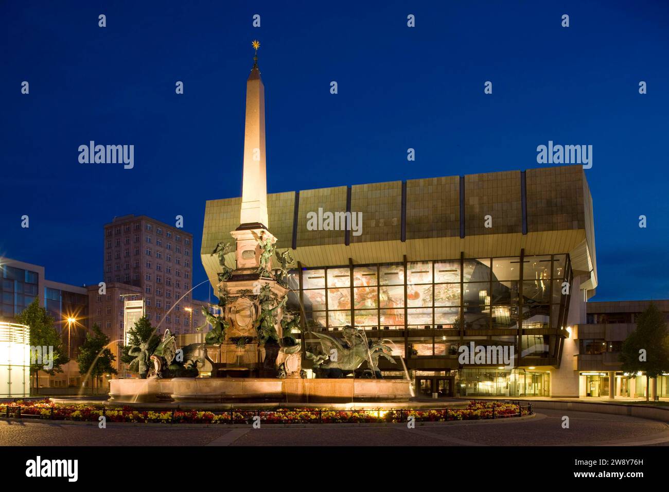 Der Augustusplatz befindet sich am Ende der Grimmaischen Straße in Leipzig. Sie ist ca. 40, 000 mÂ² groß und wird vom Opernhaus umgeben Stockfoto