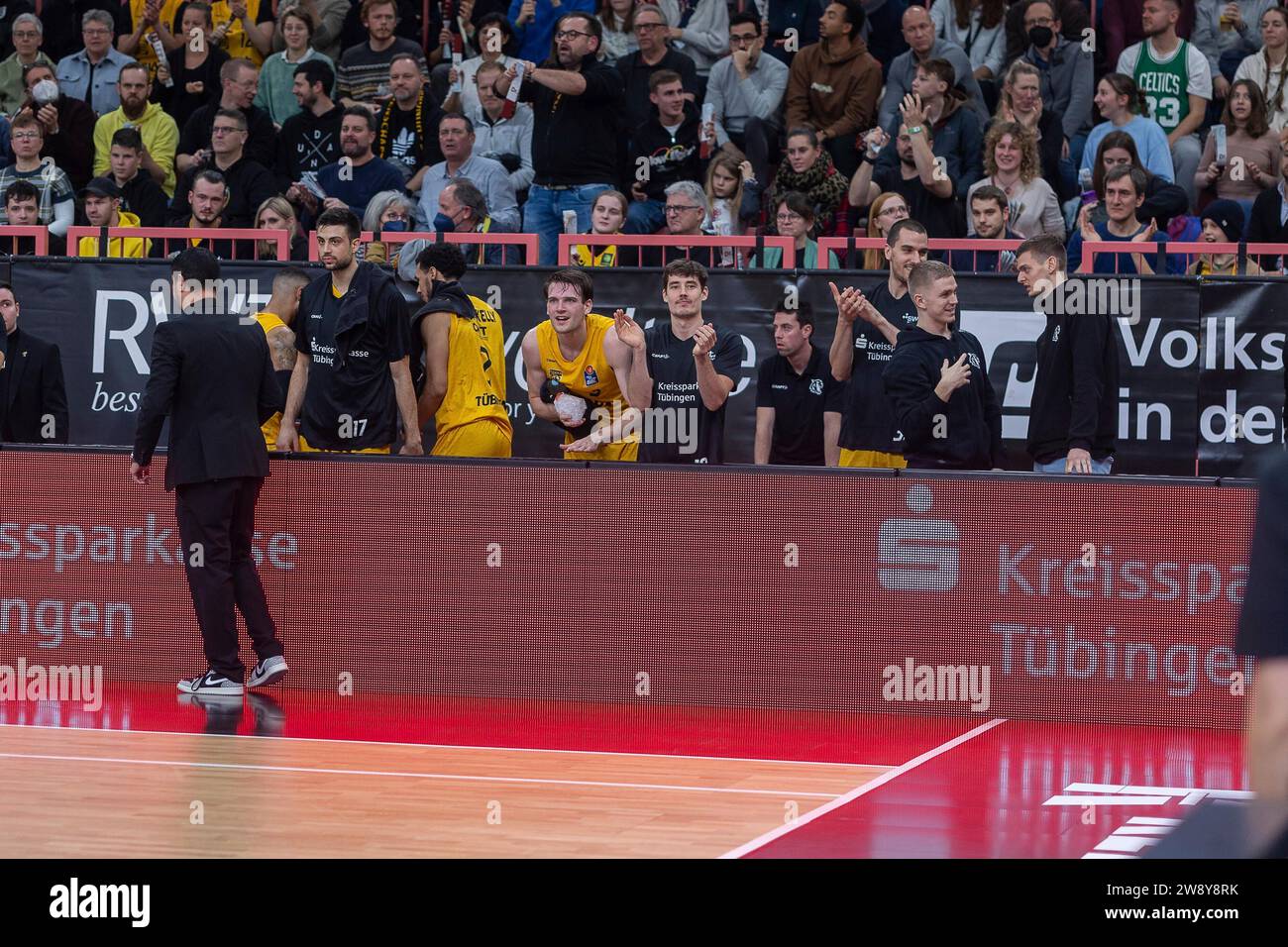 Die Tigers Tübingen Bank jubelt über Punkte Tigers Tübingen vs. Bamberg