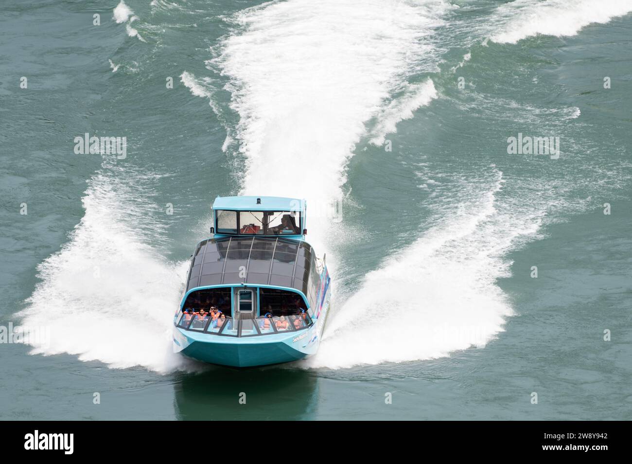 NIAGARAFÄLLE, ONTARIO, KANADA - MAI 22/2023 - Ein Jet-Boot von Whirlpool Jet Boat Tours in Richtung Niagarafälle am unteren Niagara River auf Ma Stockfoto