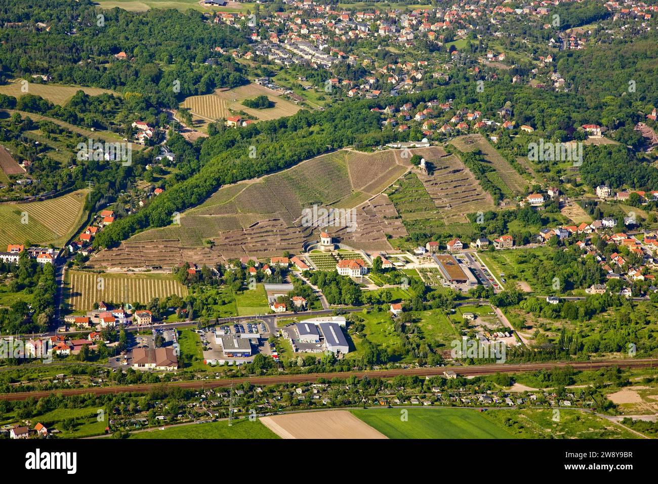 Wackerbarth Castle Wackerbarth Castle, auch bekannt als Wackerbarths Ruh', ist eine barocke Burg, die von Weinbergen umgeben ist Stockfoto