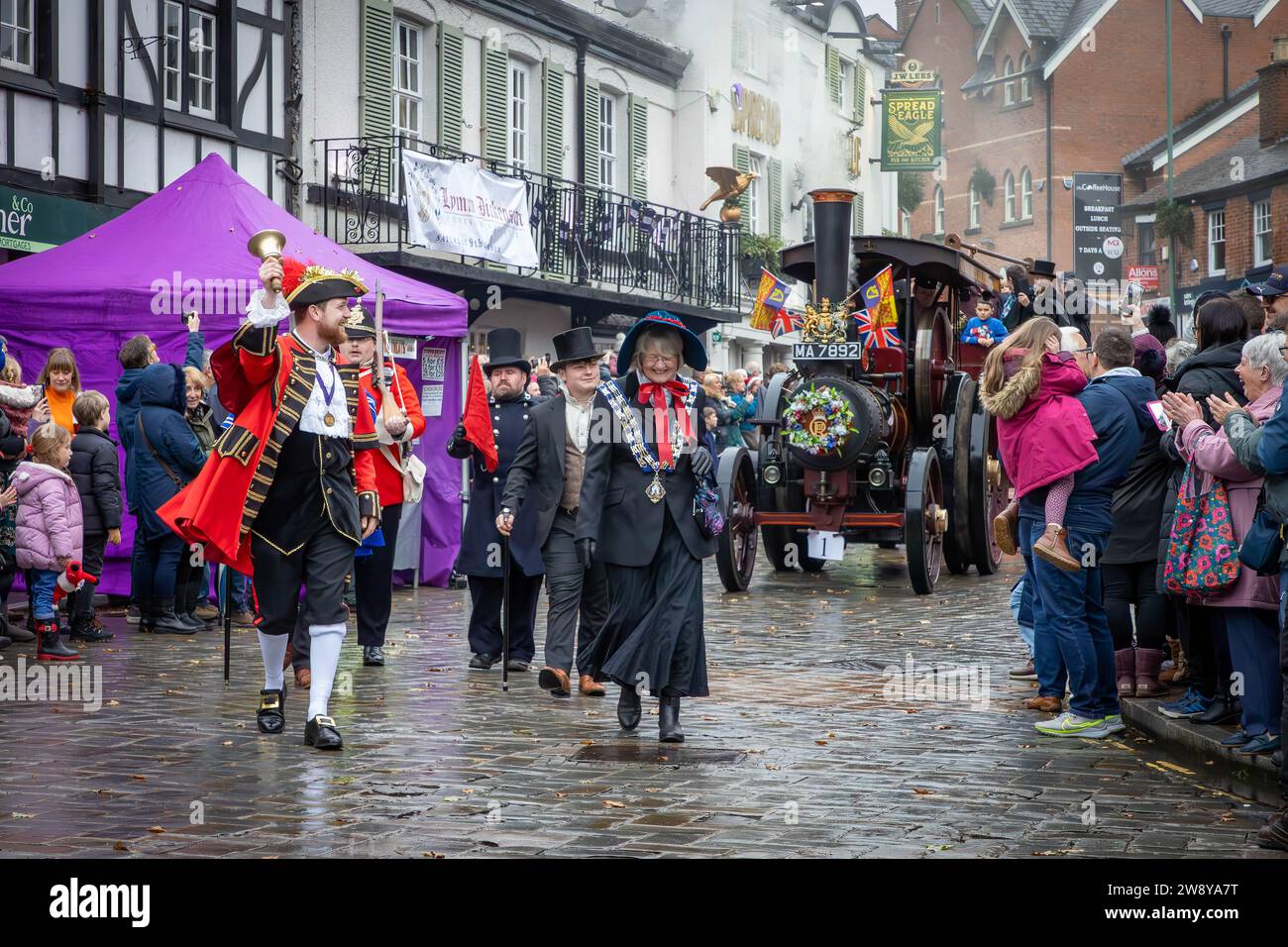 Lymm-Dickensientag 2023. Menschen in dickensischer Tracht; Stände auf den Straßen; Straßenunterhaltung; die große Parade beginnt Stockfoto