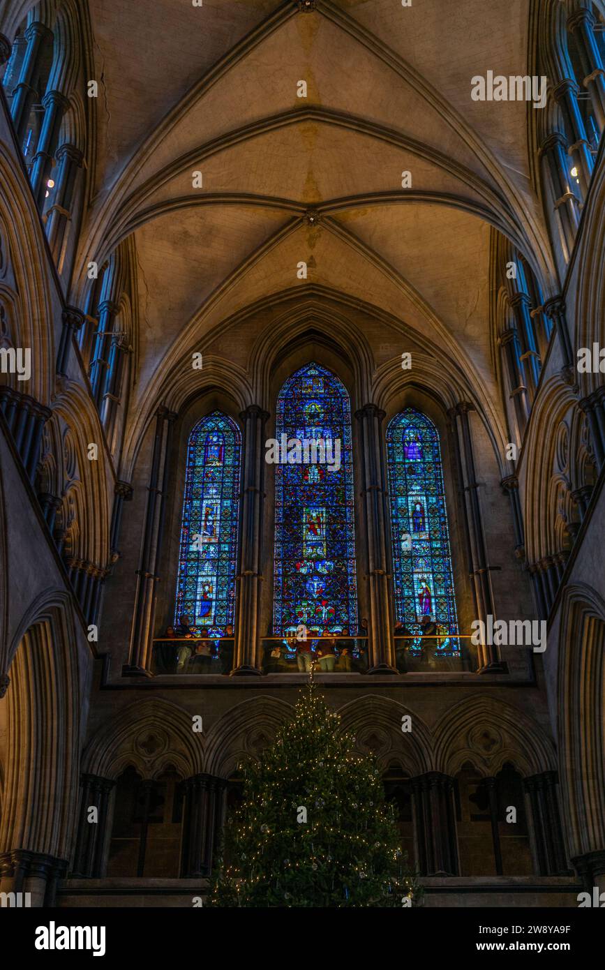 Farbenfrohe Buntglasfenster an der Westfront der Kathedrale von Salisbury während der festlichen Weihnachtszeit, Salisbury, Wiltshire, England, Großbritannien Stockfoto