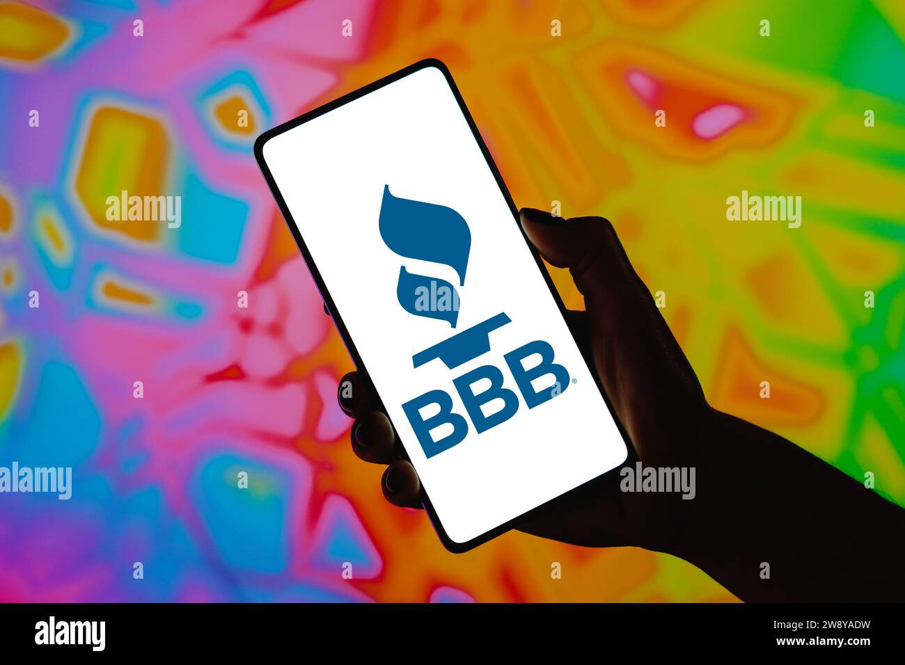 Brasilien. Dezember 2023. In dieser Fotoabbildung wird das Logo des Better Business Bureau (BBB) auf einem Smartphone-Bildschirm angezeigt (Foto: Rafael Henrique/SOPA Images/SIPA USA) *** ausschließlich für redaktionelle Nachrichten *** Credit: SIPA USA/Alamy Live News Stockfoto