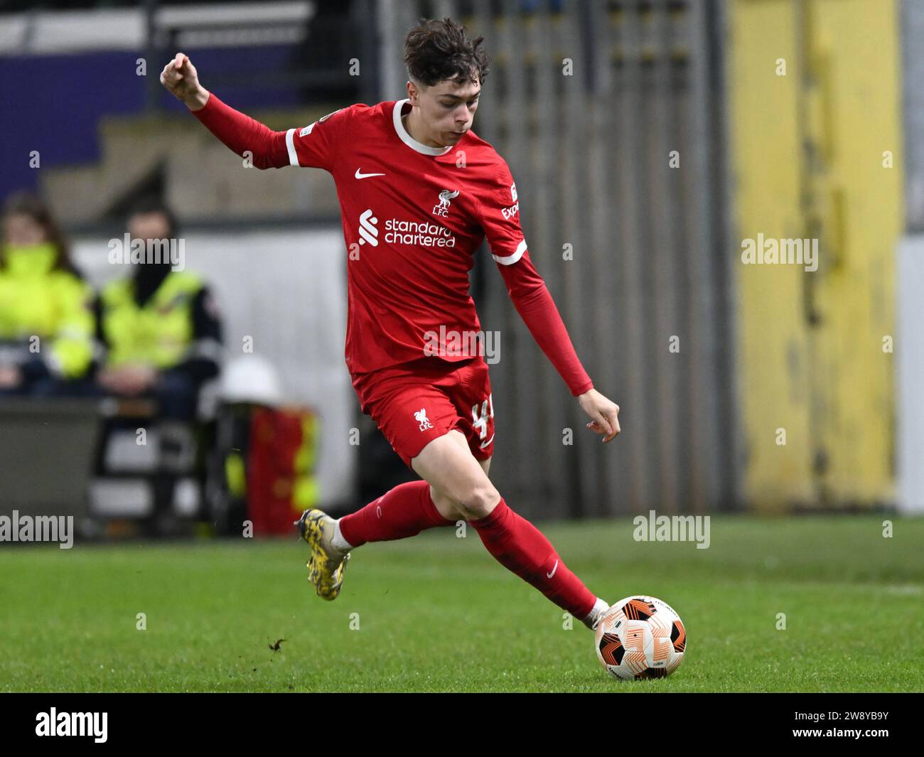 BRÜSSEL - Luke Chambers von Liverpool FC während der UEFA Europa League im Spiel der Gruppe E zwischen R. Union Sint Gillis und Liverpool FC im Lotto Park Stadion am 14. Dezember 2023 in Brüssel. ANP | Hollandse Hoogte | GERRIT VAN COLOGNE Stockfoto