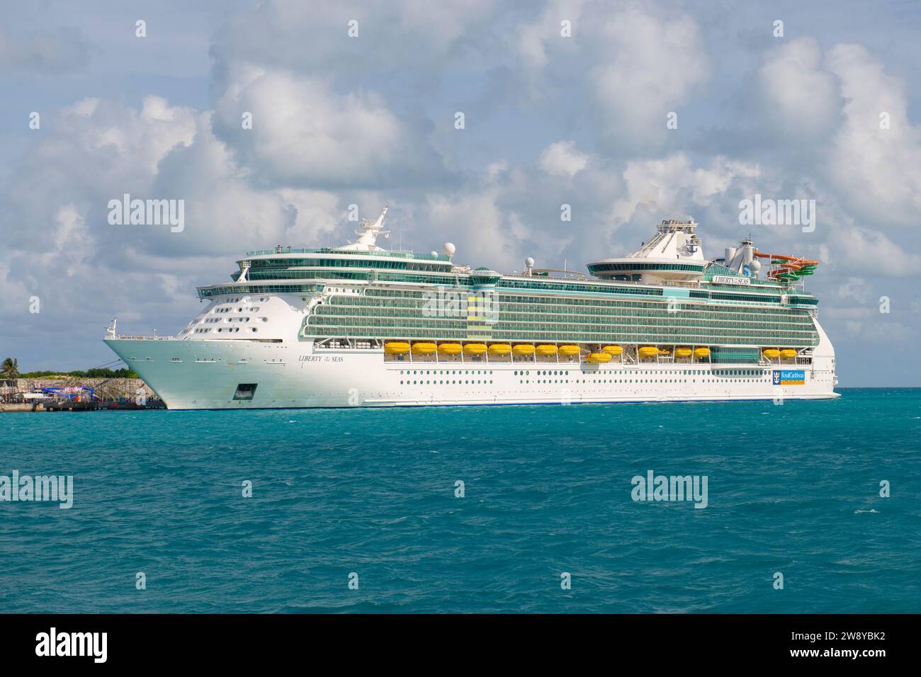 Das luxuriöse Royal Caribbean Kreuzfahrtschiff Liberty of the Seas legte an der Royal Naval Dockyard in Sandy Parish, Bermuda, an. Stockfoto