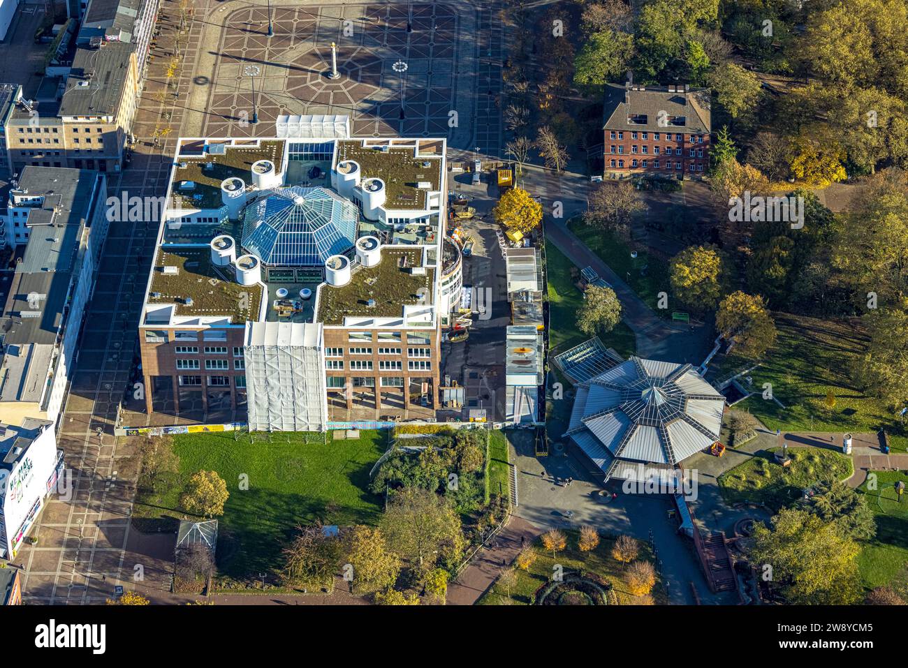 Luftansicht, Rathaus Rathaus Stadtregierungsgebäude am Friedensplatz mit Baustelle und Renovierung, Stadtgarten Dortmund mit herbstlichem Deziduo Stockfoto