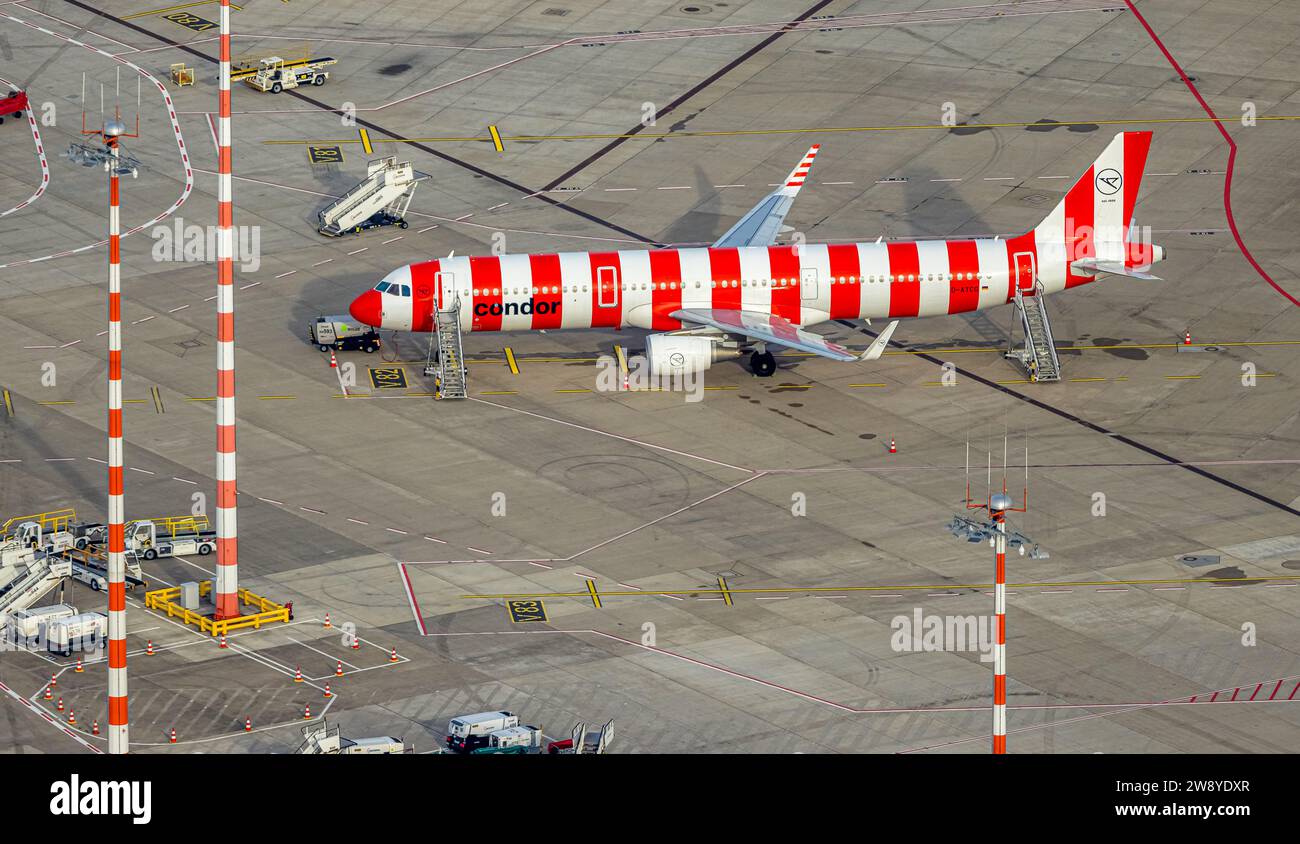 Luftaufnahme, Flughafen Düsseldorf, Flugzeug der Condor Airline weiß-rot gestreift, Lohausen, Düsseldorf, Rheinland, Nordrhein-Westfalen, Deutschland Stockfoto