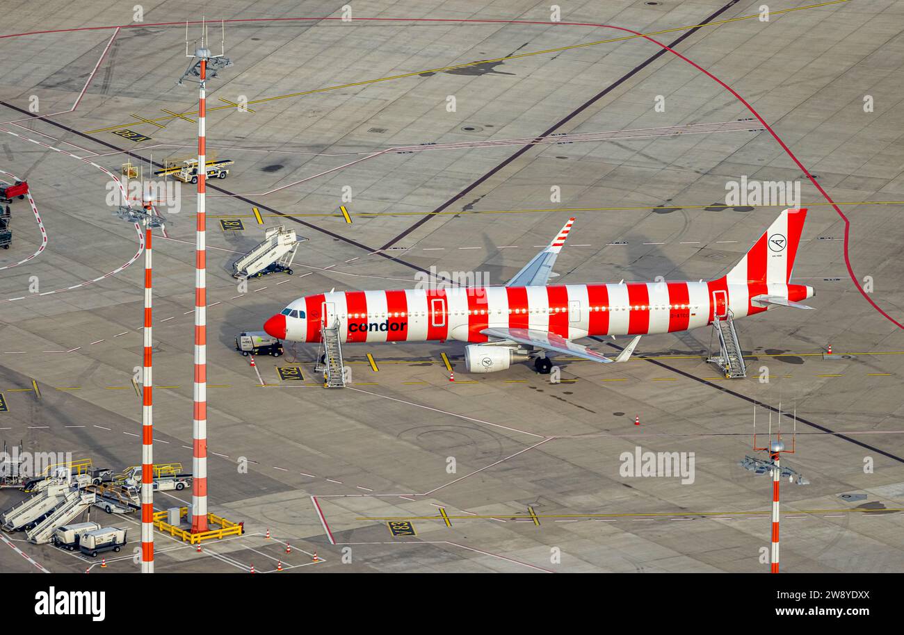 Luftaufnahme, Flughafen Düsseldorf, Flugzeug der Condor Airline weiß-rot gestreift, Lohausen, Düsseldorf, Rheinland, Nordrhein-Westfalen, Deutschland Stockfoto