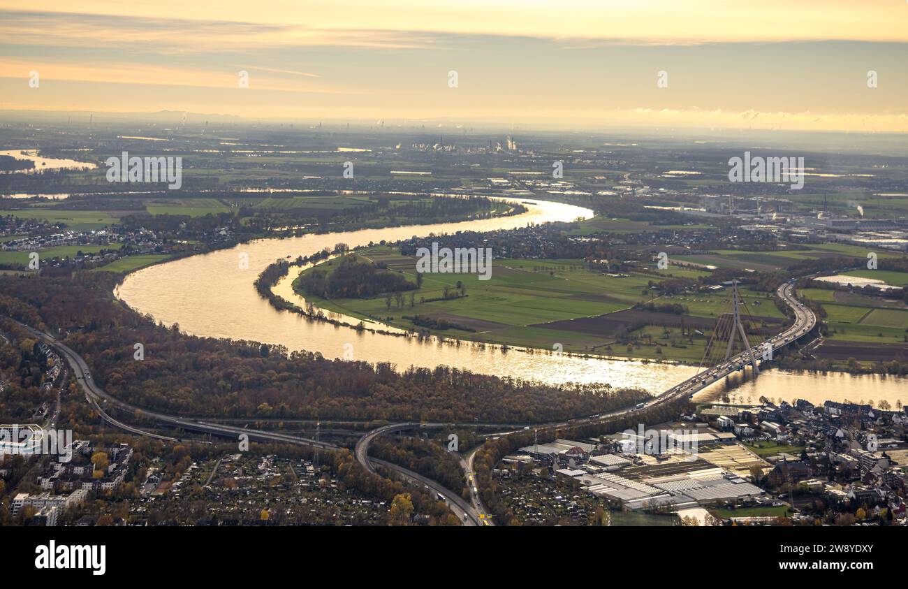 Aus der Luft, Naturschutzgebiet Uedesheimer Rheinbogen mit Hochwasser am Rhein und der Fleher-Brücke der Autobahn A46, mit Fernsicht und Himmel, Stockfoto