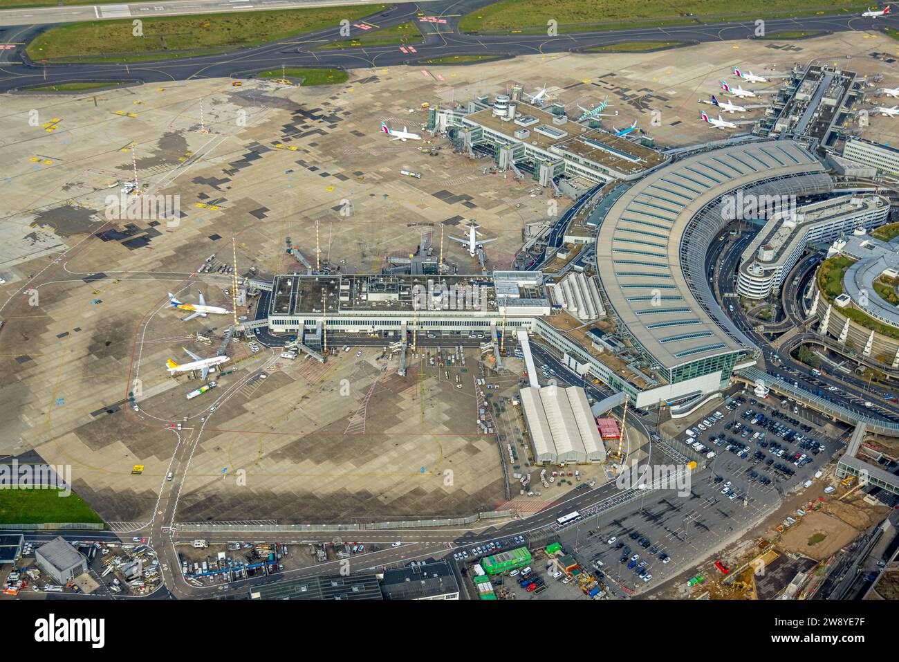 Luftaufnahme, Flughafenterminals und Flugzeuge Düsseldorf, umgeben von herbstlichen Laubbäumen, Lohausen, Düsseldorf, Rheinland, Nordrhein-Westfalen Stockfoto