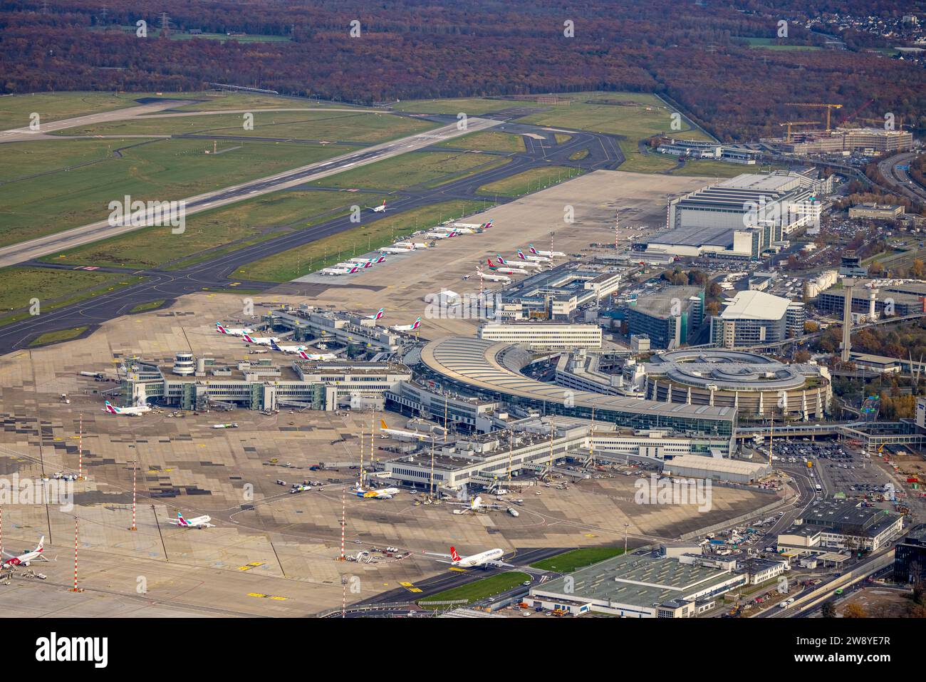 Luftaufnahme, Flughafenterminals und Flugzeuge Düsseldorf, umgeben von herbstlichen Laubbäumen, Lohausen, Düsseldorf, Rheinland, Nordrhein-Westfalen Stockfoto