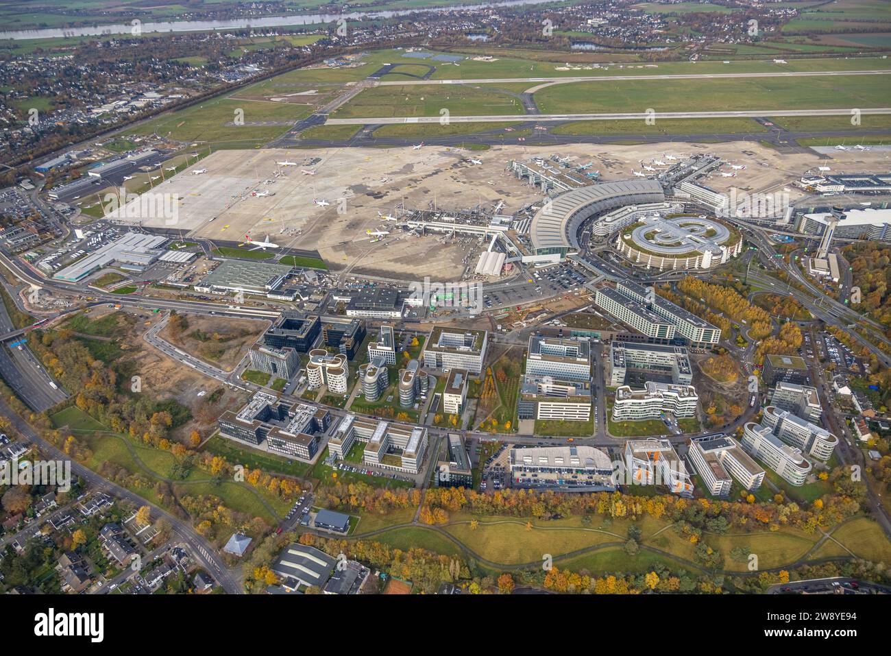 Luftaufnahme, Flughafen Düsseldorf, Terminals und Empfangshalle und Flugzeuge, umgeben von herbstlichen Laubbäumen, Lohausen, Düsseldorf, Rheinland, Stockfoto