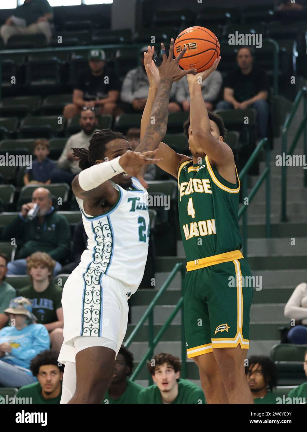 New Orleans, USA. Dezember 2023. George Mason Patriots Garde Keyshawn Hall (4) schießt einen Springer gegen Tulane Green Wave Forward Kevin Cross (24) während eines Basketballspiels in der Fogleman Arena in New Orleans, Louisiana am Freitag, den 22. Dezember 2023. (Foto: Peter G. Forest/SIPA USA) Credit: SIPA USA/Alamy Live News Stockfoto