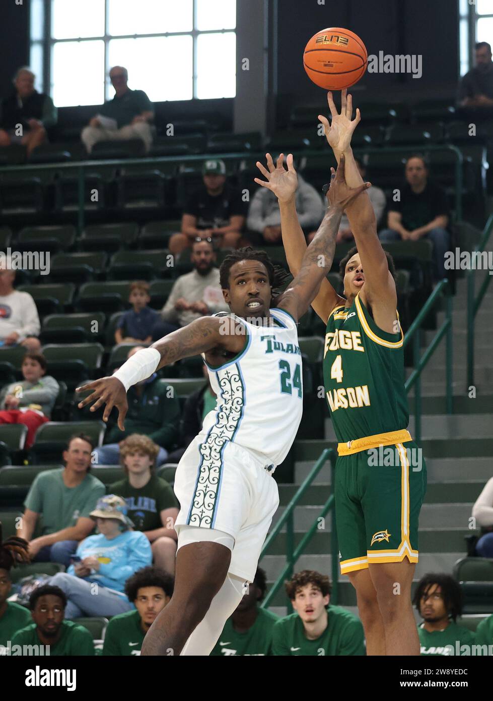 New Orleans, USA. Dezember 2023. George Mason Patriots Garde Keyshawn Hall (4) schießt einen Springer gegen Tulane Green Wave Forward Kevin Cross (24) während eines Basketballspiels in der Fogleman Arena in New Orleans, Louisiana am Freitag, den 22. Dezember 2023. (Foto: Peter G. Forest/SIPA USA) Credit: SIPA USA/Alamy Live News Stockfoto