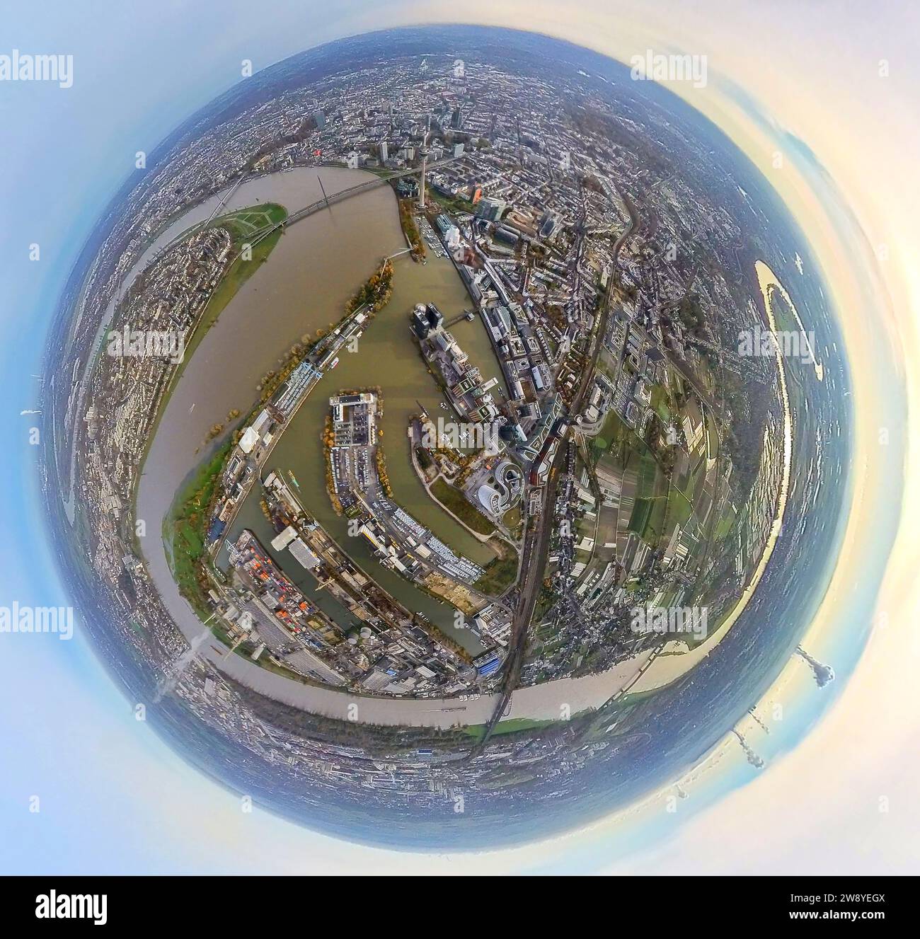 Luftaufnahme, Medienhafen Geschäftsviertel, Unternehmen aus Medien und Kommunikation Mode Architektur Kunst und Kultur, umgeben von herbstlichen Deziduo Stockfoto